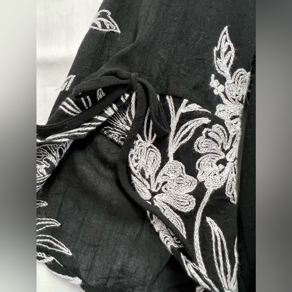 Alfred Dunner Women Summer In the City Embroidered Top - Picture 7 of 12